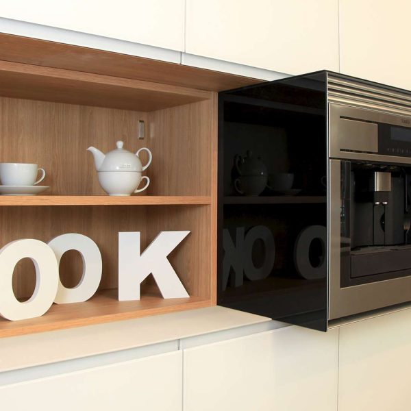 Mueble abierto de cocina acabado madera de abeto en tienda Kitchen in Vigo