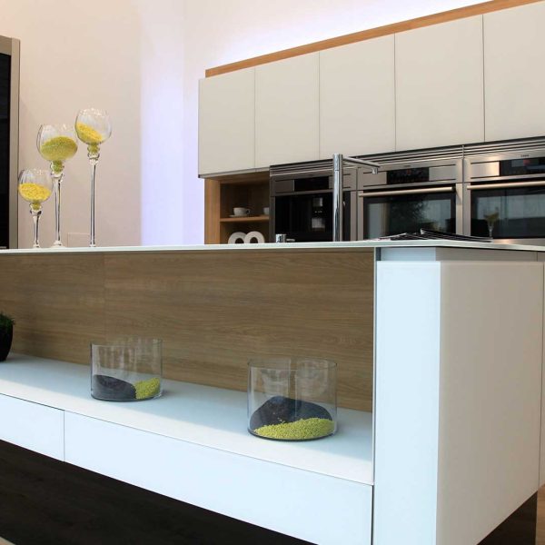 Cocina moderna en península color blanco y madera en la tienda de cocinas Kitchen in Vigo