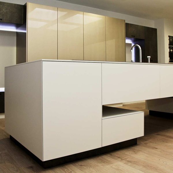 Isla de una cocina de diseño en color blanco en la tienda Kitchen in Vigo