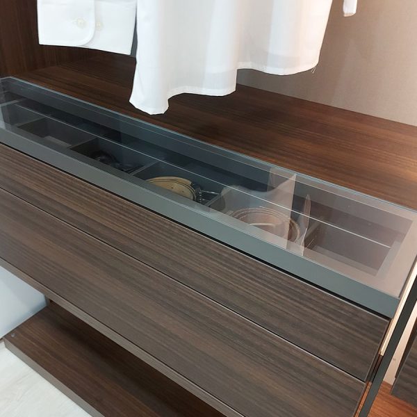 Cajón aparador de mueble vestidor moderno