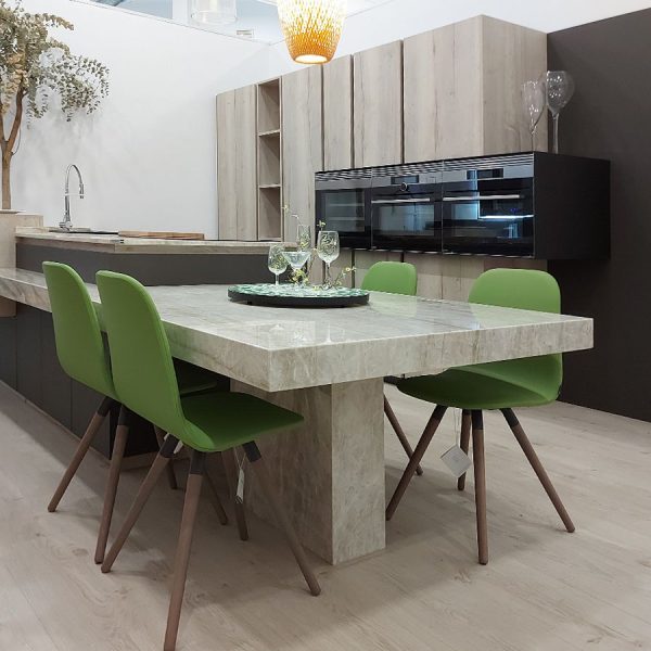 Cocina moderna completa con mesado en piedra y mobiliario gris antracita en Kitchen in Torrent