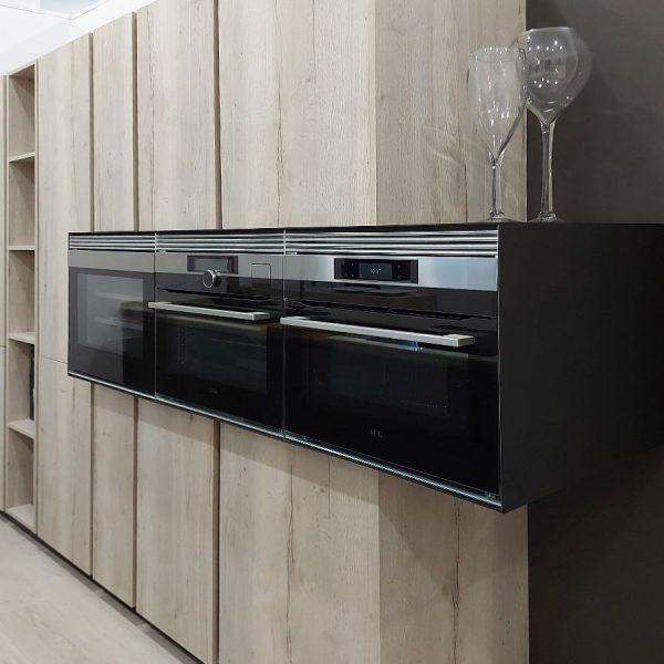 Detalle de frente de muebles columna en tienda de cocinas Kitchen in con electrodomésticos integrados y Sistema Lógica de Senssia