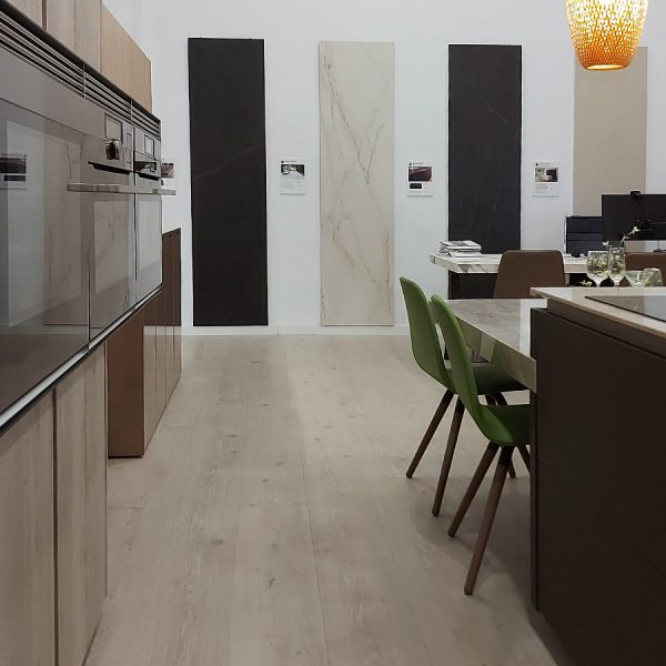 Interior de tienda de cocinas Kitchen in en Torrent, Valencia con muebles columna y Sistema Lógica de Senssia