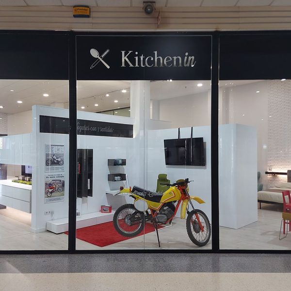 Escaparate de Kitchen in Torrent en Centro Comercial las Américas en el que se ve una moto de enduro al lado de una zona de atención al cliente