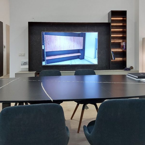 Mesa de comedor oscura con 4 sillas y mobiliario de TV moderno en Kitchen in